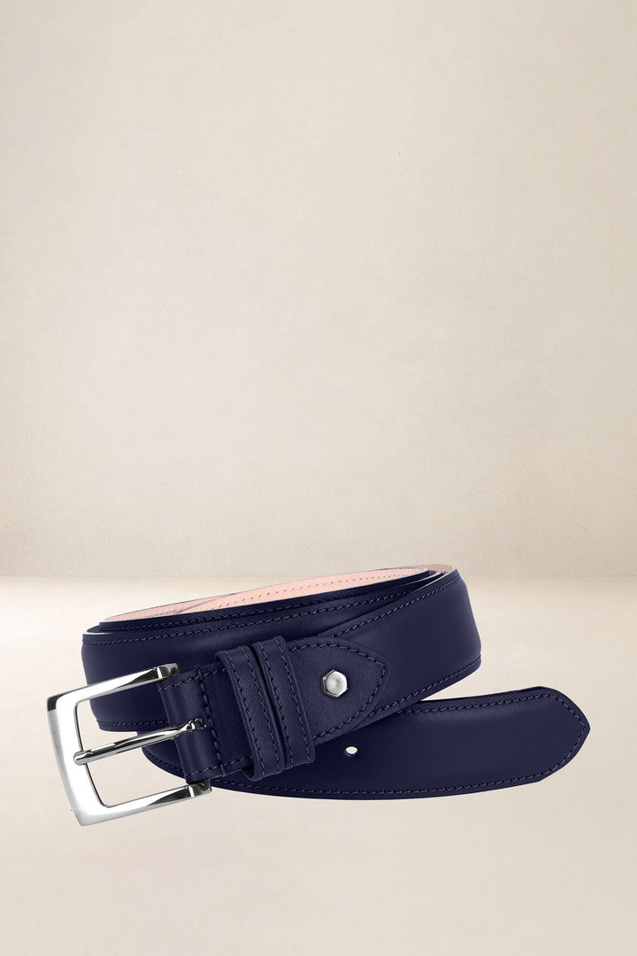 Ceinture en cuir pleine fleur VÉTIVER coloris marine, vue d’ensemble – Ateliers Fourès