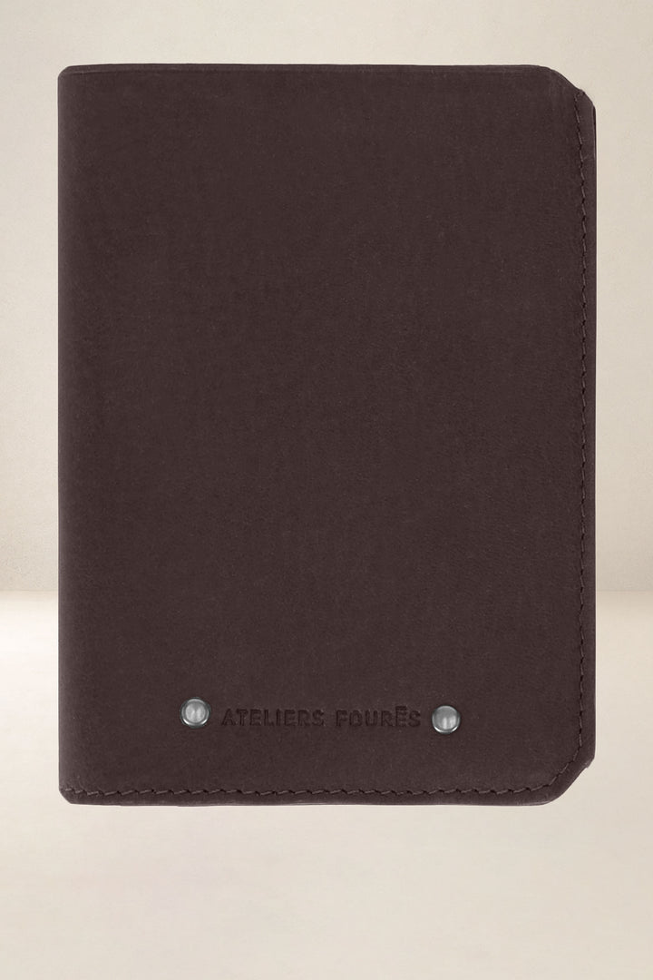 Grand portefeuille en cuir pleine fleur PROMÉTHÉE coloris mustang, vue d’ensemble – Ateliers Fourès