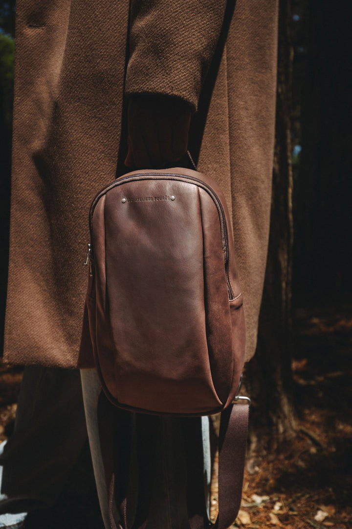 Holster en cuir pleine fleur OURANOS coloris cognac, porté au dos n°1 – Ateliers Fourès