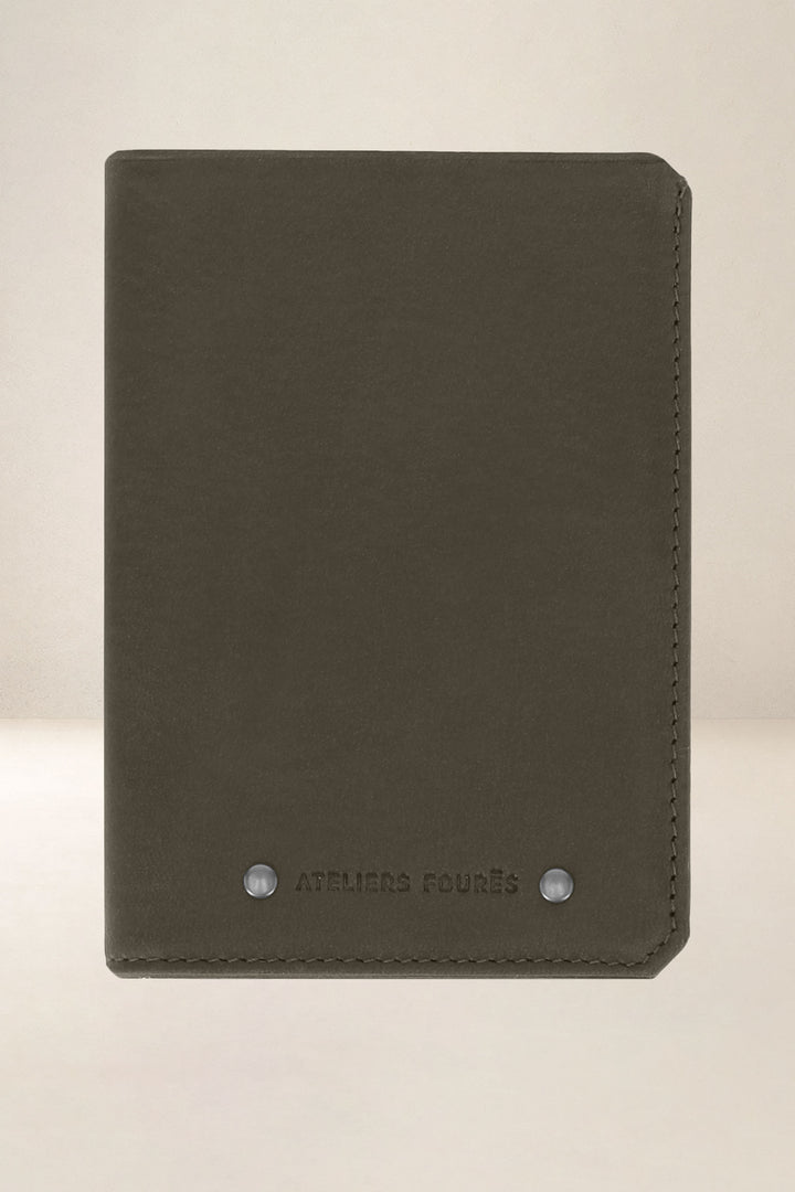 Portefeuille medium en cuir pleine fleur PHÉBUS coloris bronze, vue d’ensemble – Ateliers Fourès