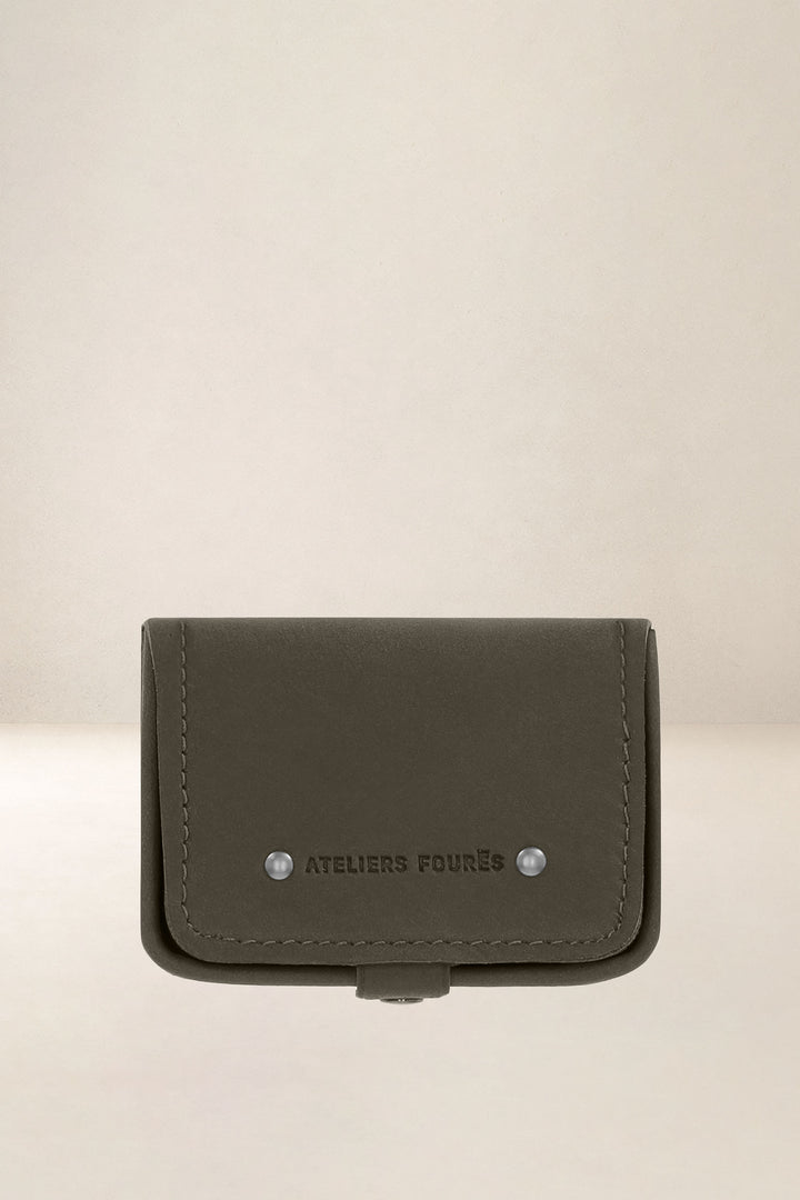 Porte-cartes en cuir pleine fleur ÉLÉOS coloris bronze, vue d’ensemble – Ateliers Fourès