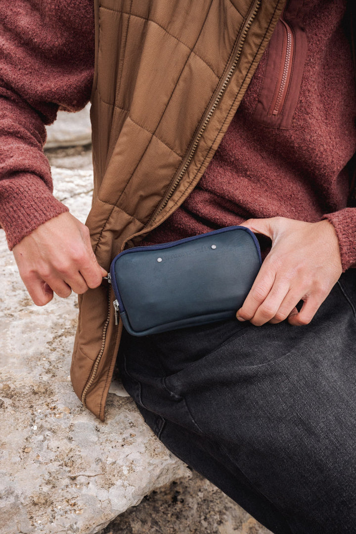Pochette Icare portées à la ceinture en coloris marine