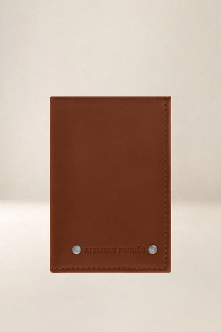 Portefeuille compact en cuir pleine fleur POLLUX coloris fauve, vue d’ensemble – Ateliers Fourès