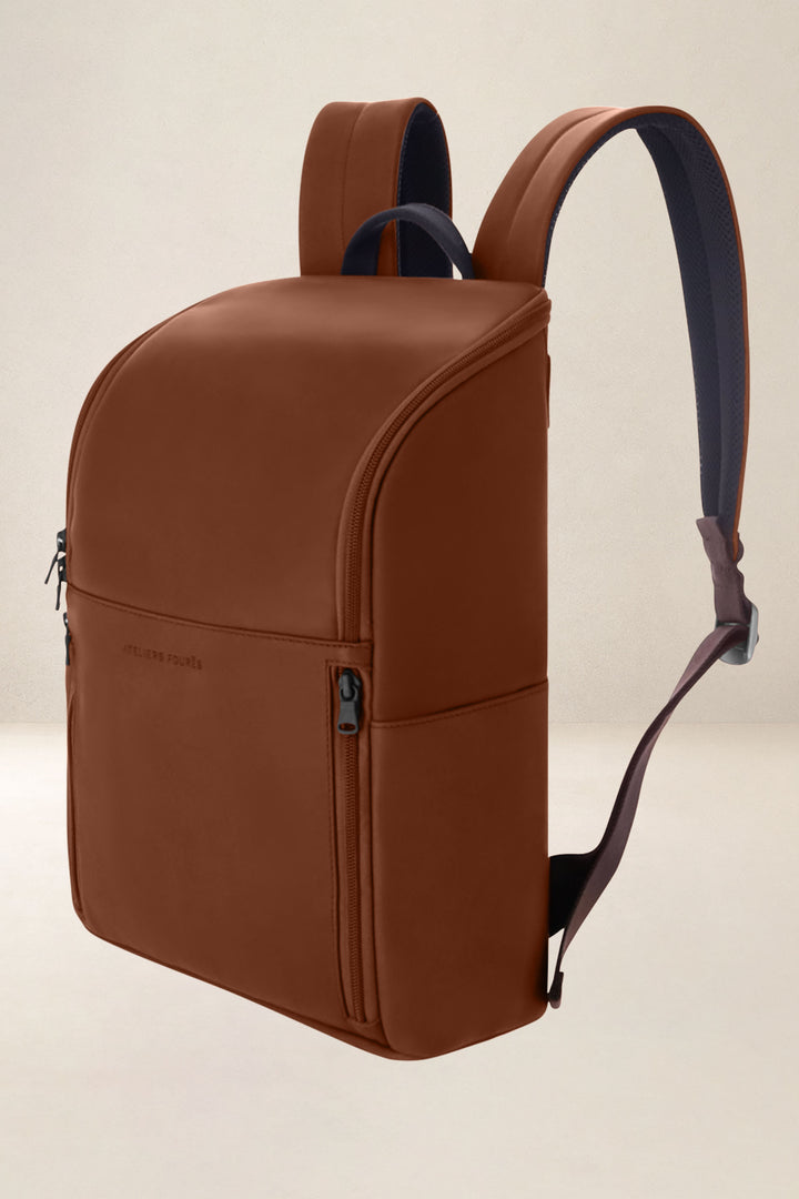 Sac à dos en cuir pleine fleur PARTHÉNON coloris fauve, vue de profil n°1 – Ateliers Fourès