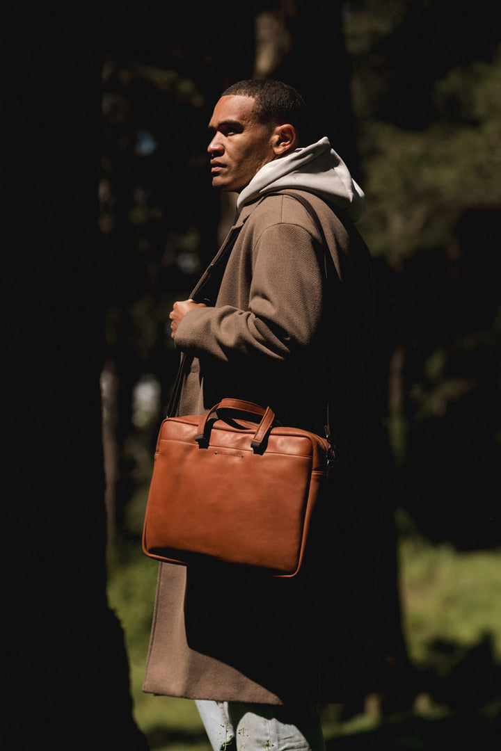 Sac de travail en cuir pleine fleur ITHAQUE coloris fauve, porté n°1 – Ateliers Fourès