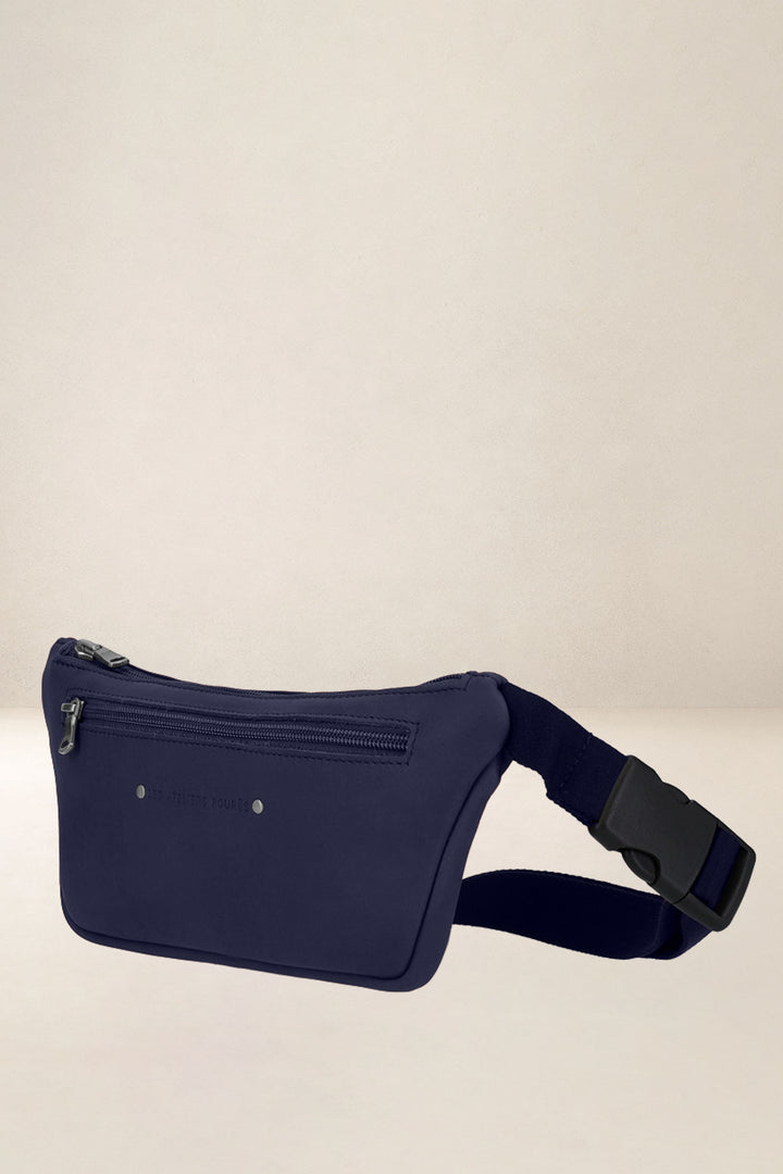 Holster en cuir pleine fleur OURÉA coloris marine, vue de profil – Ateliers Fourès