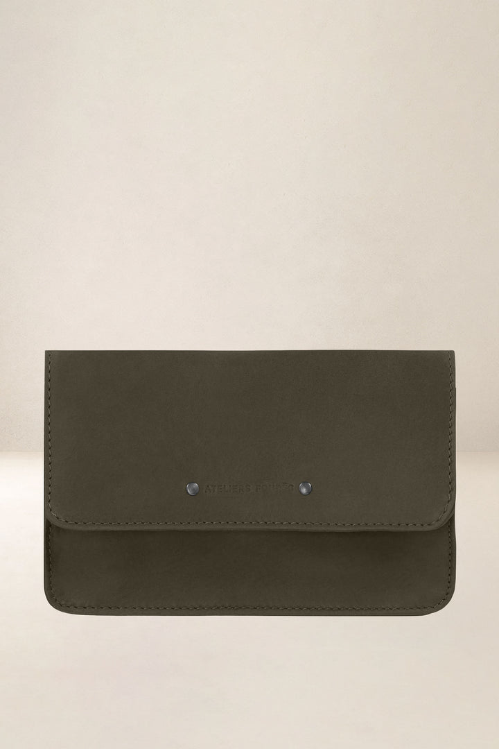 Porte-téléphone en cuir pleine fleur MINOS coloris bronze, vue d’ensemble – Ateliers Fourès