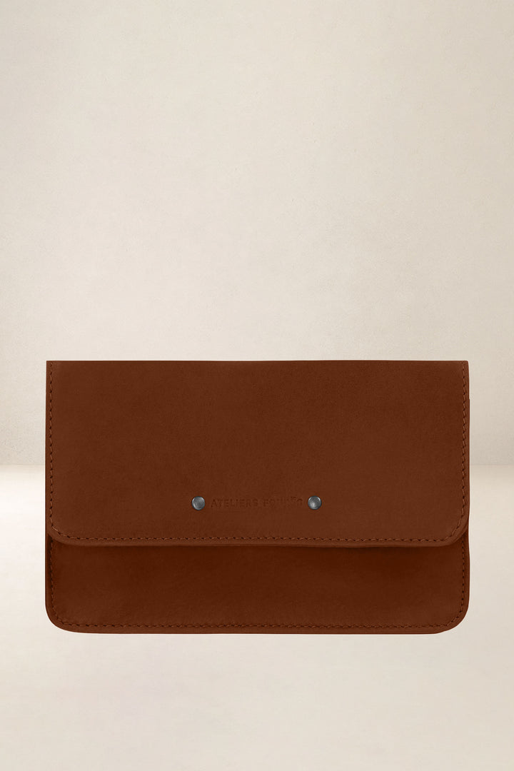 Porte-téléphone en cuir pleine fleur MINOS coloris fauve, vue d’ensemble – Ateliers Fourès