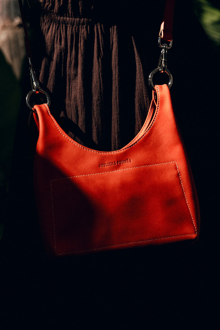 Mini sac en cuir pleine fleur AMAZONE coloris orange confit, porté en bandoulière n°1 – Ateliers Fourès