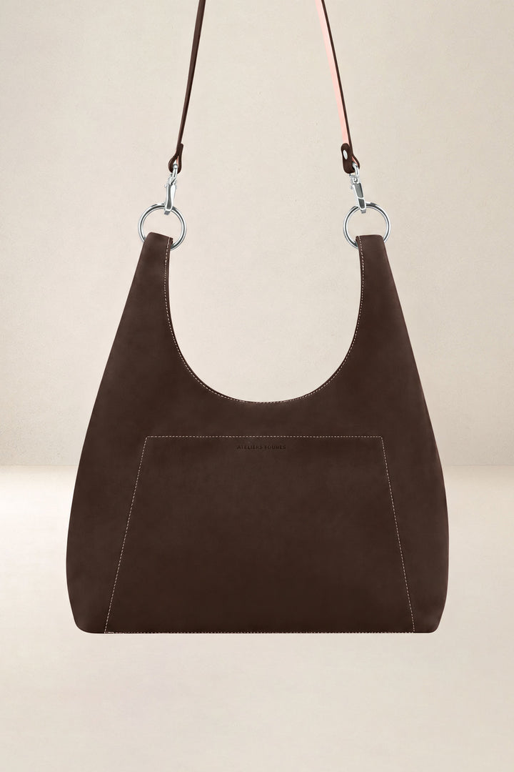 Sac bandoulière en cuir pleine fleur AMAZONE coloris chocolat, vue d’ensemble – Ateliers Fourès