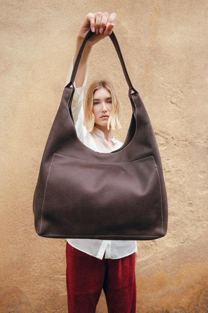 Grand sac cabas en cuir pleine fleur AMAZONE coloris chocolat, porté n°1 – Ateliers Fourès