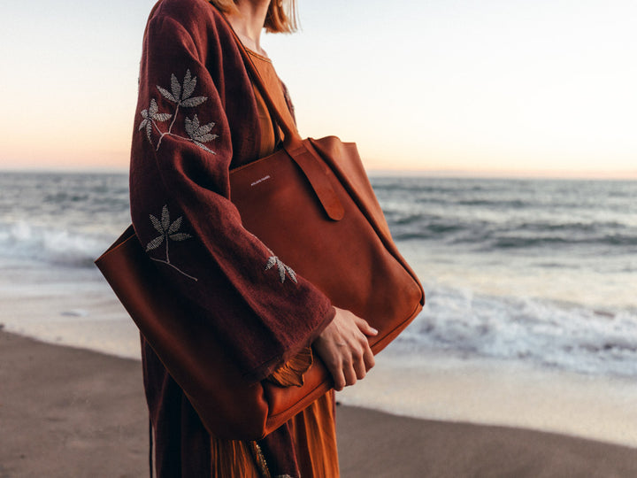 Sac de travail en cuir pleine fleur DÉMÉTER coloris fauve, porté à l’épaule – Ateliers Fourès