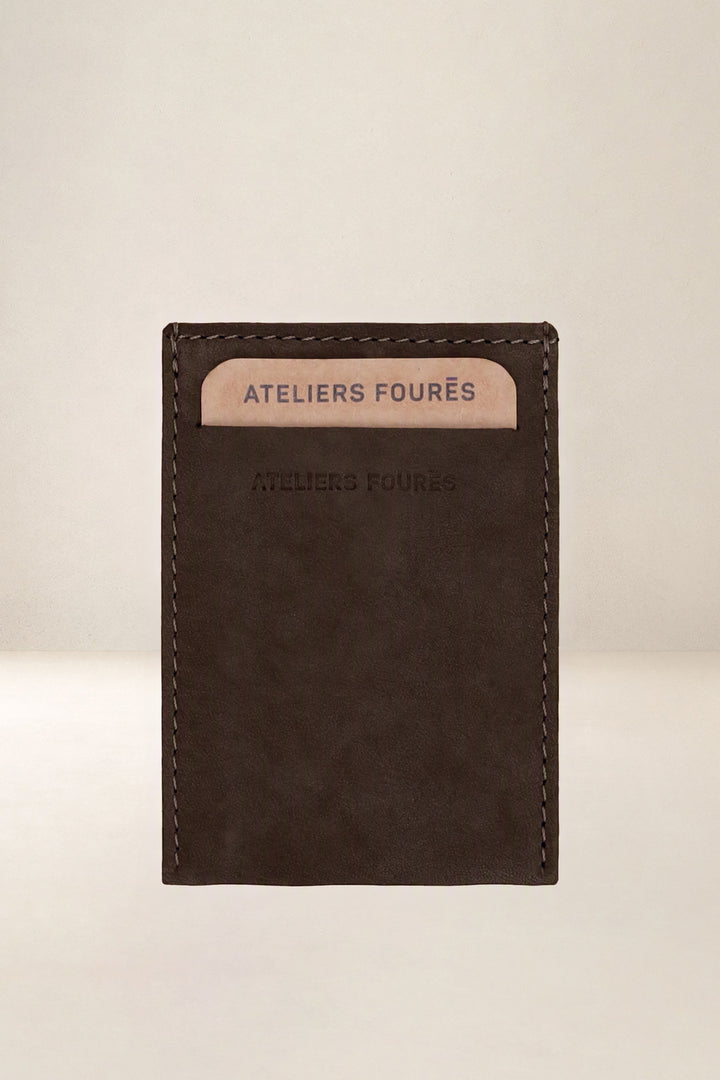 Porte-cartes en cuir pleine fleur MUSES coloris chocolat, vue d’ensemble – Ateliers Fourès