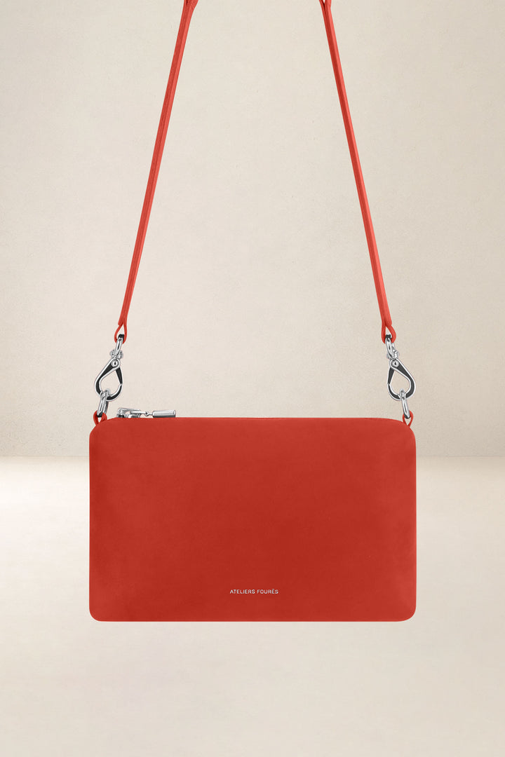 Sac bandoulière en cuir pleine fleur PHÈDRE coloris orange confit, vue d’ensemble – Ateliers Fourès