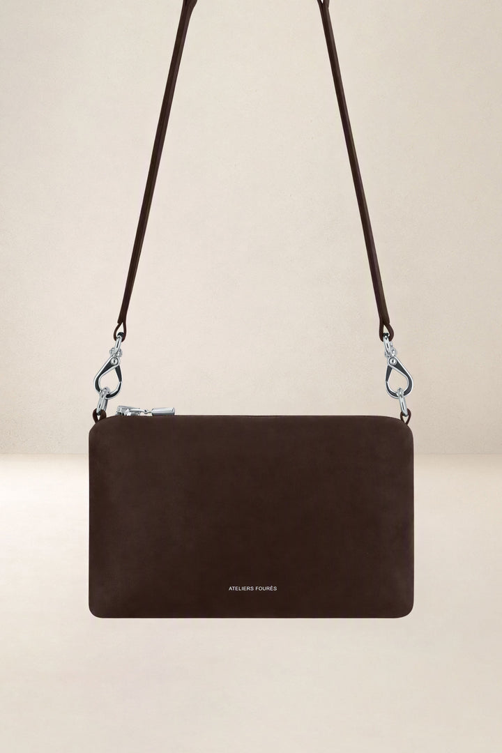 Sac bandoulière en cuir pleine fleur PHÈDRE coloris chocolat, vue d’ensemble – Ateliers Fourès