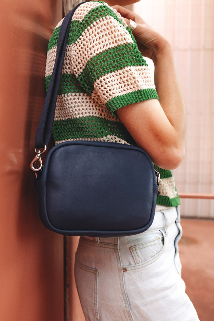 Mini sac en cuir pleine fleur AURA coloris minuit, porté n°1 – Ateliers Fourès