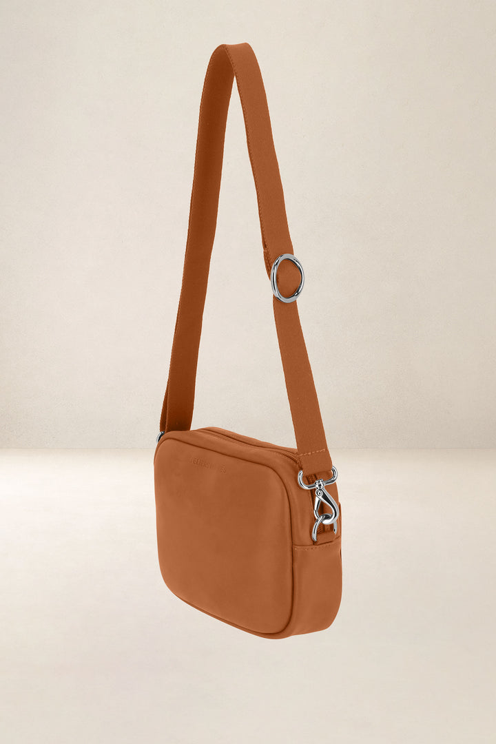 Mini sac en cuir pleine fleur AURA coloris lionne, vue de profil n°1 – Ateliers Fourès