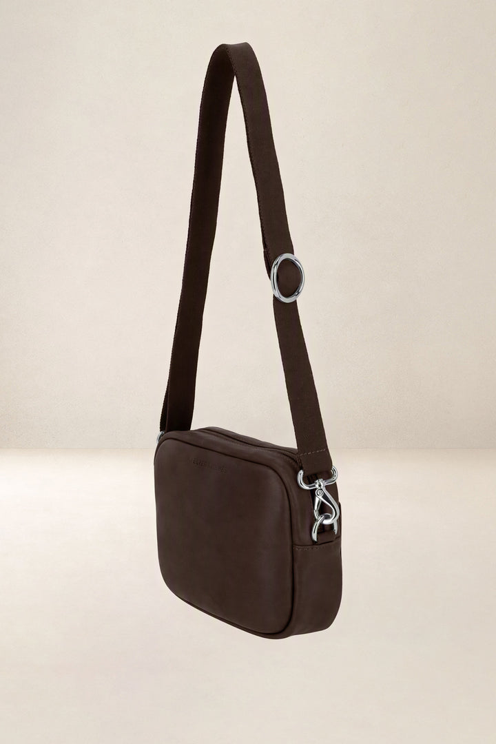 Mini sac en cuir pleine fleur AURA coloris chocolat, vue de profil n°1 – Ateliers Fourès