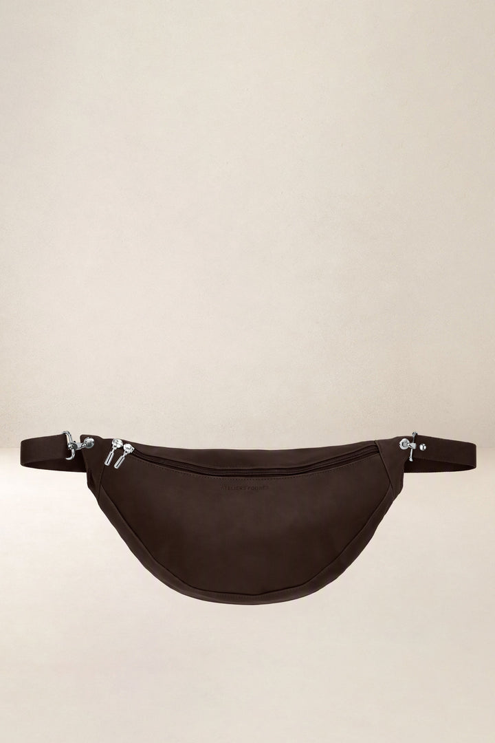Banane en cuir pleine fleur ATALANTE coloris chocolat, vue de face n°1 – Ateliers Fourès