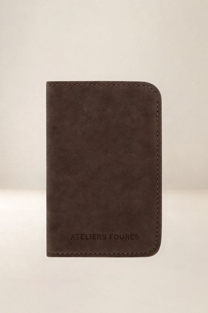 Porte-cartes en cuir pleine fleur ASTRÉE coloris chocolat, vue d’ensemble – Ateliers Fourès