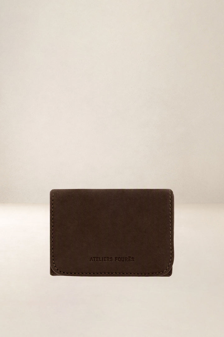Portefeuille compact en cuir pleine fleur ERATO coloris chocolat, vue d’ensemble – Ateliers Fourès