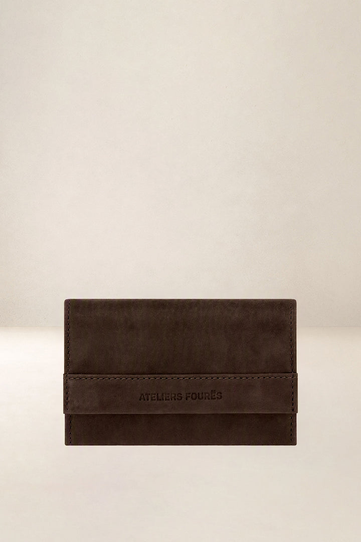 Portefeuille compact en cuir pleine fleur THÉMIS coloris chocolat, vue d’ensemble – Ateliers Fourès
