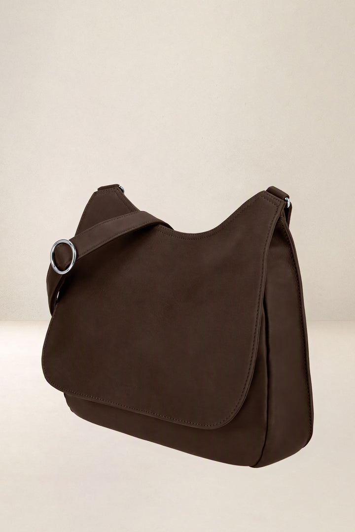 Sac à main en cuir pleine fleur ARTÉMIS coloris chocolat, vue de profil – Ateliers Fourès