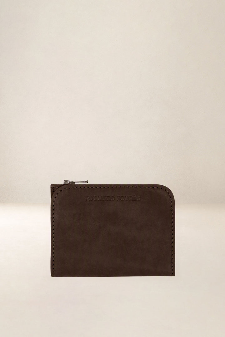Portefeuille compact en cuir pleine fleur NÉMÉSIS coloris chocolat, vue d’ensemble – Ateliers Fourès