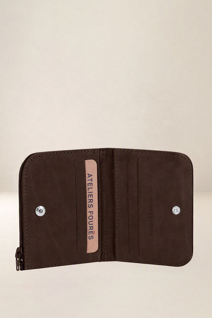 Portefeuille compact en cuir pleine fleur NÉMÉSIS coloris chocolat, vue intérieure n°1 – Ateliers Fourès