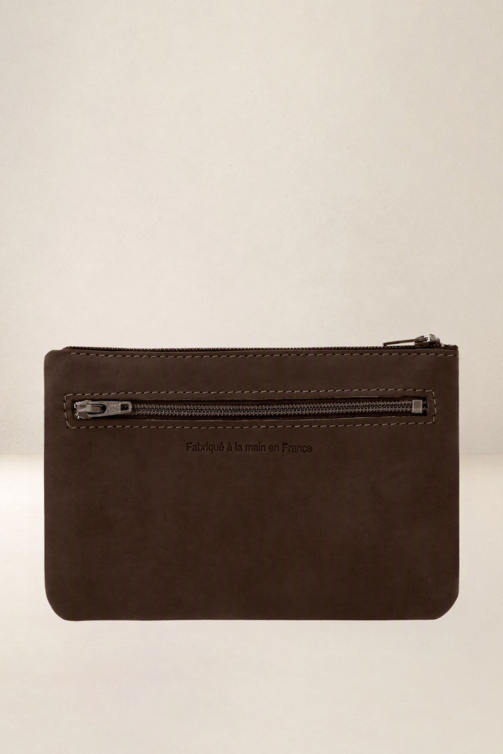 Trousse en cuir pleine fleur CASSIOPÉE coloris chocolat, vue de dos – Ateliers Fourès