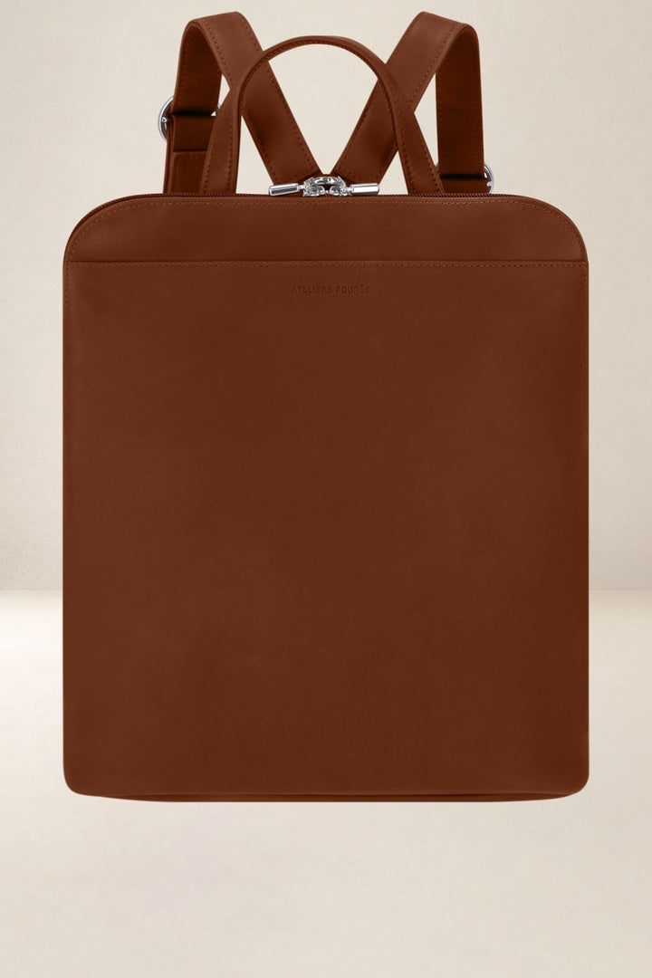Sac à dos en cuir pleine fleur ANDROMÈDE coloris fauve, vue d’ensemble – Ateliers Fourès
