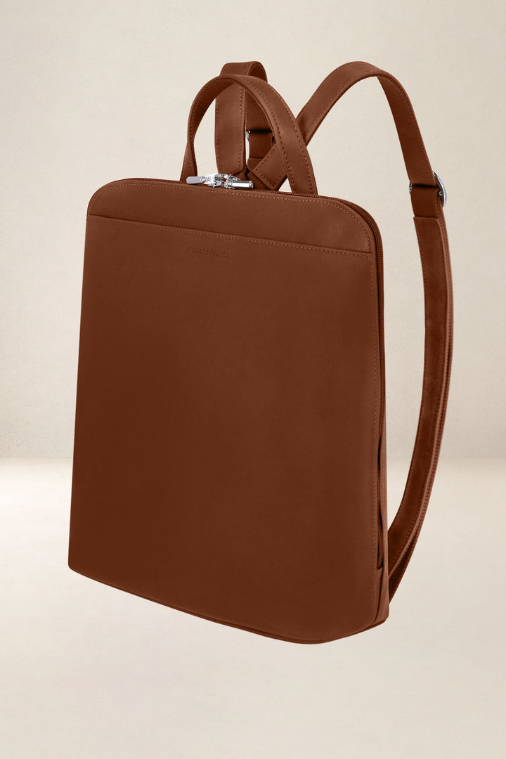Sac à dos en cuir pleine fleur ANDROMÈDE coloris fauve, vue de profil n°1 – Ateliers Fourès