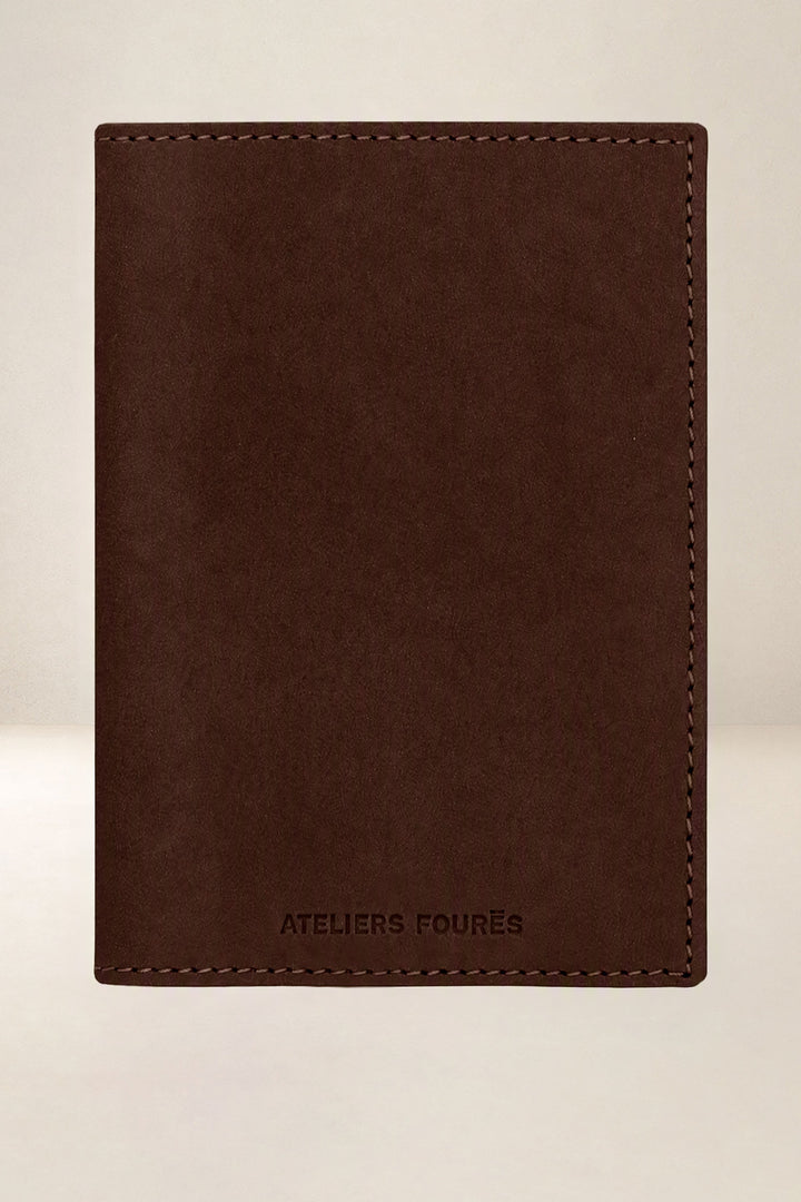 Petite maroquinerie en cuir pleine fleur ÉOS coloris chocolat, vue de face n°1 – Ateliers Fourès