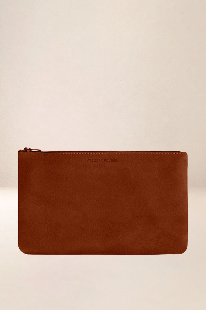 Trousse en cuir pleine fleur CASSIOPÉE coloris fauve, vue d’ensemble – Ateliers Fourès