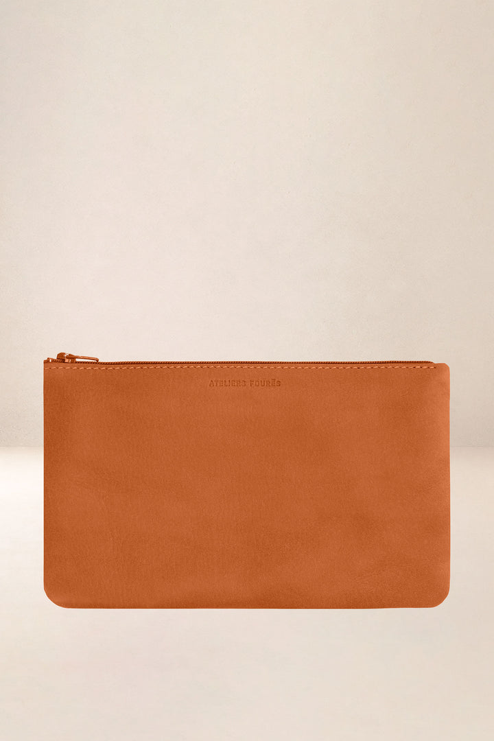 Trousse en cuir pleine fleur CASSIOPÉE coloris lionne, vue d’ensemble – Ateliers Fourès