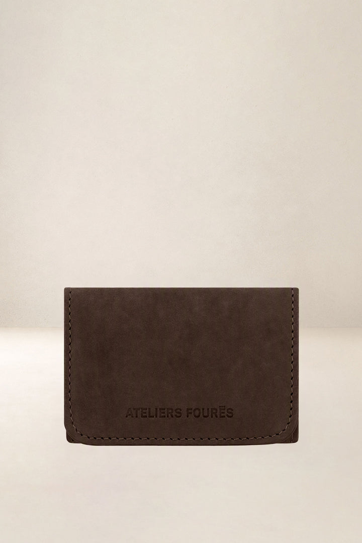 Porte-cartes en cuir pleine fleur CYBELLE coloris chocolat, vue d’ensemble – Ateliers Fourès