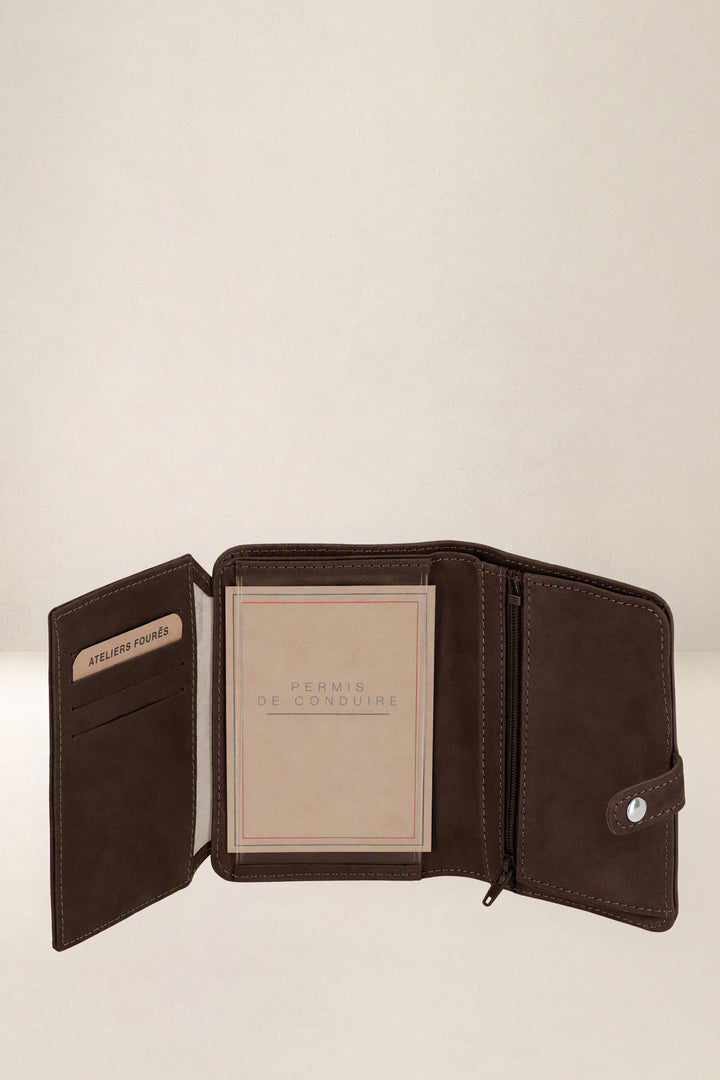 Portefeuille medium en cuir pleine fleur METIS coloris chocolat, vue intérieure n°1 – Ateliers Fourès