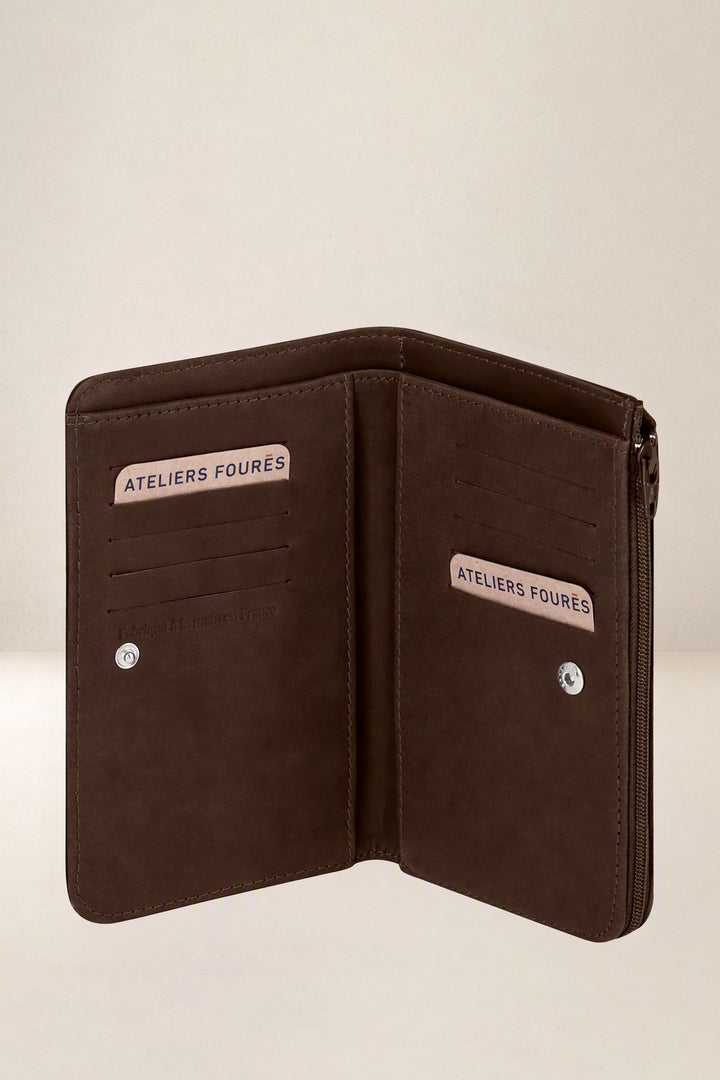 Grand portefeuille en cuir pleine fleur NÉMÉSIS coloris chocolat, vue intérieure n°1 – Ateliers Fourès
