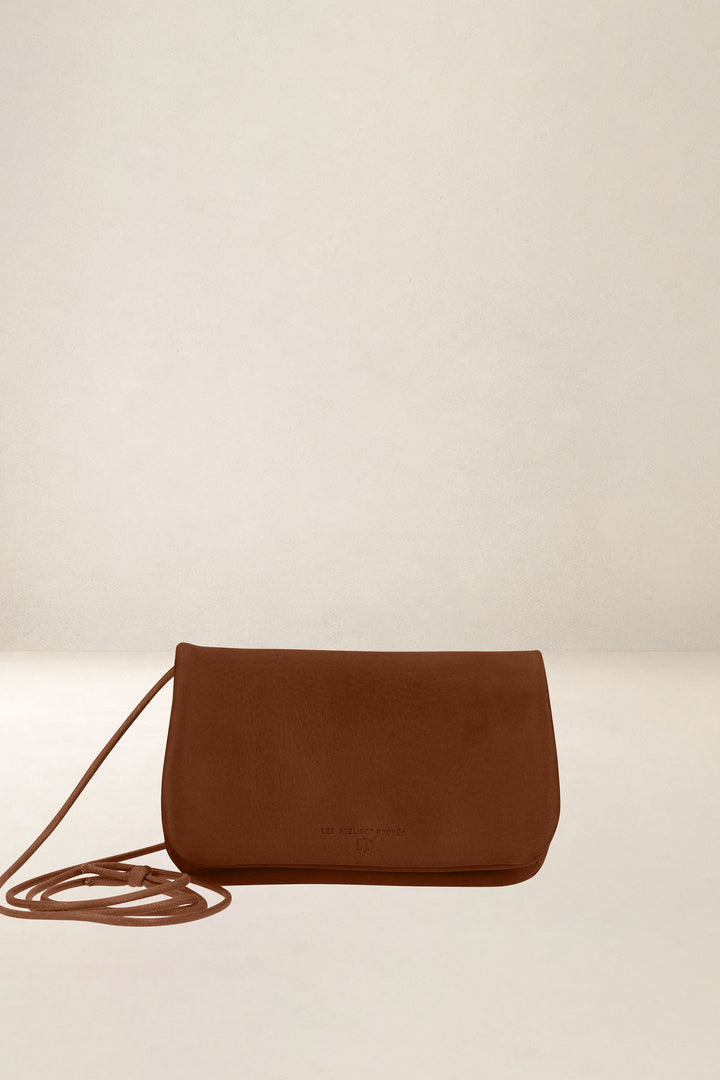 Porte-téléphone en cuir pleine fleur CASSANDRE coloris fauve, vue d’ensemble – Ateliers Fourès