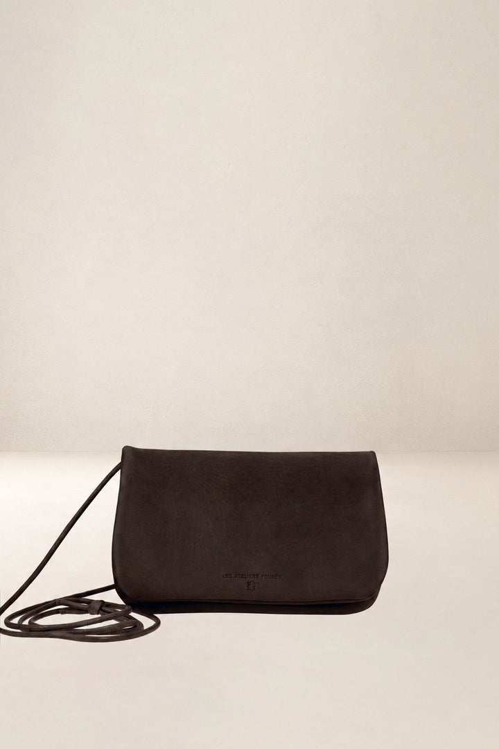 Porte-téléphone en cuir pleine fleur CASSANDRE coloris chocolat, vue d’ensemble – Ateliers Fourès