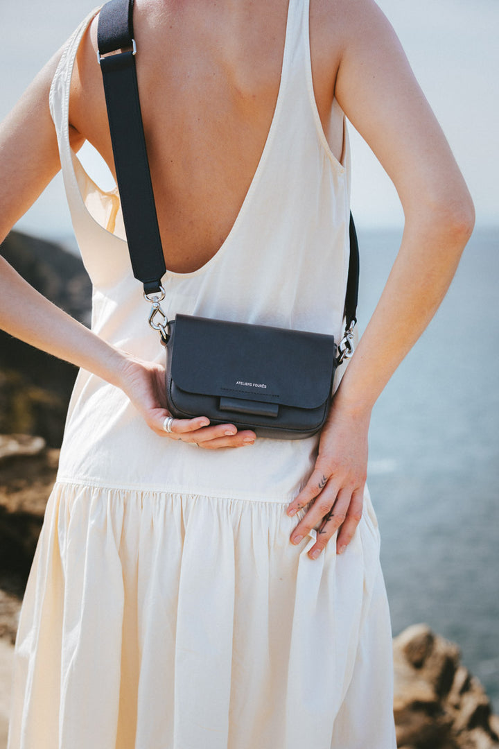 Mini sac en cuir pleine fleur CALISTA coloris noir, porté n°1 – Ateliers Fourès