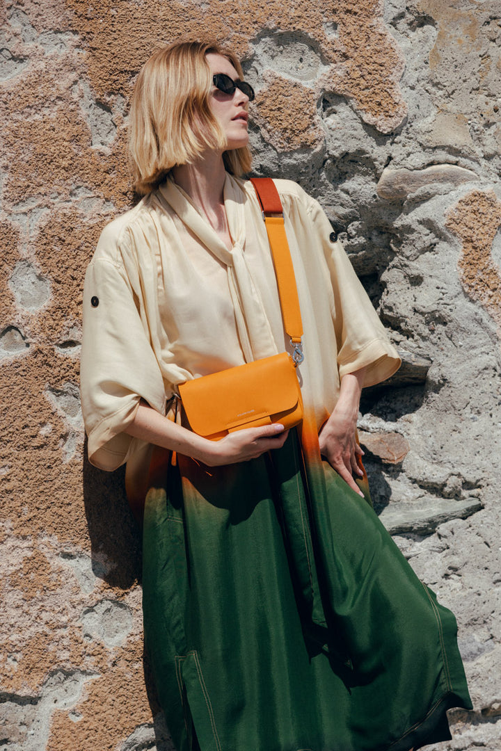 Sac à main en cuir pleine fleur CALISTA coloris joie, porté n°2 – Ateliers Fourès