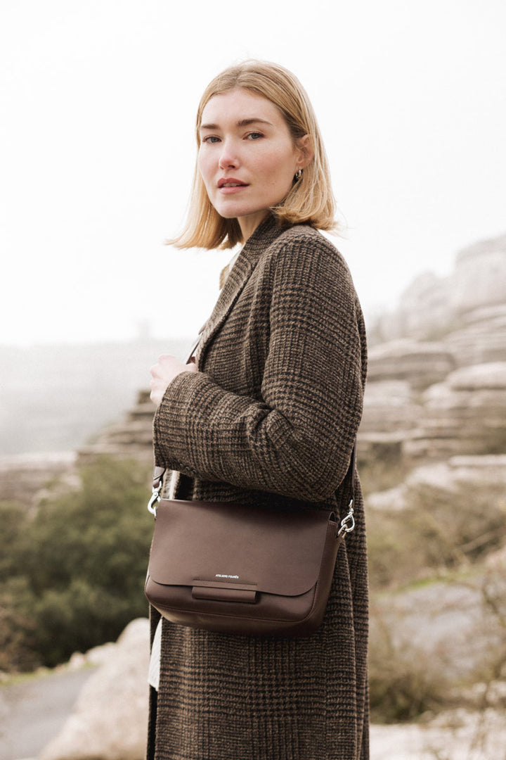 Sac à main en cuir pleine fleur CALISTA coloris cafe, porté n°1 – Ateliers Fourès