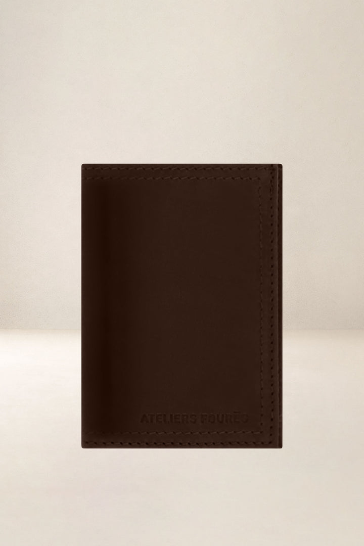 Portefeuille compact en cuir pleine fleur PLATON coloris cafe, vue d’ensemble – Ateliers Fourès