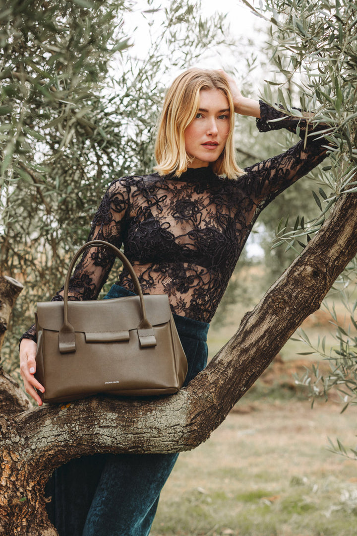 Sac à main en cuir pleine fleur DICÉ coloris maquis, porté à l’épaule n°1 – Ateliers Fourès