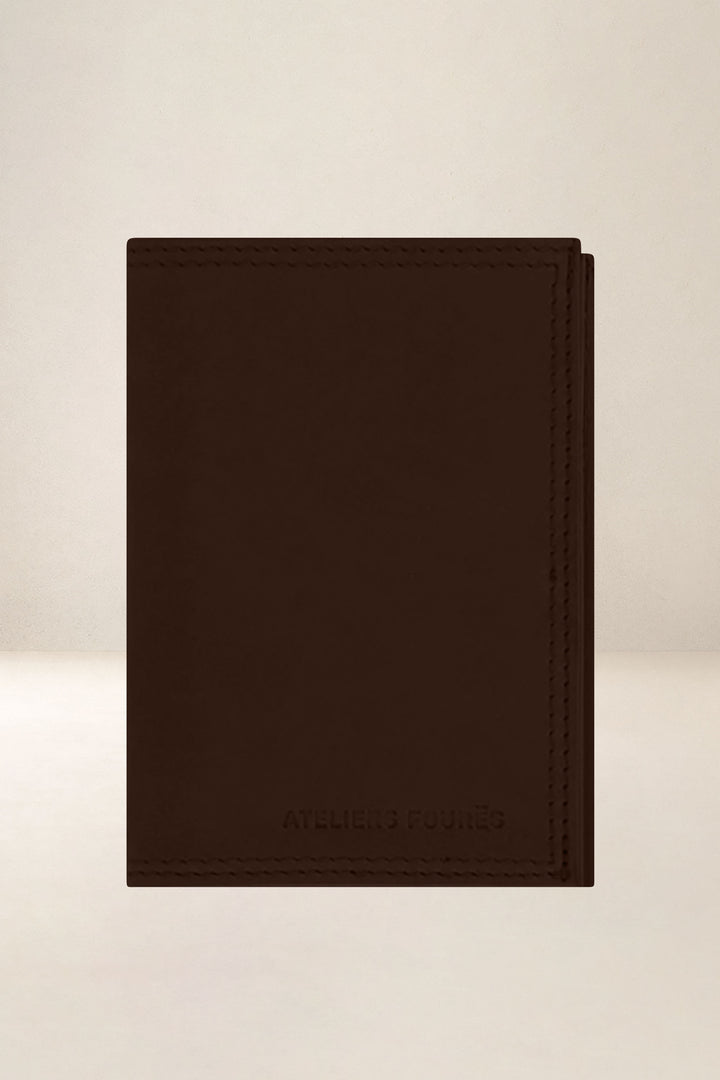 Portefeuille medium en cuir pleine fleur PLATON coloris cafe, vue d’ensemble – Ateliers Fourès