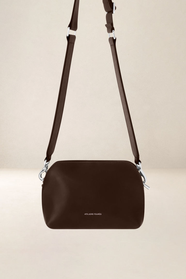 Mini sac en cuir pleine fleur ODYSSÉE coloris cafe, vue d’ensemble – Ateliers Fourès