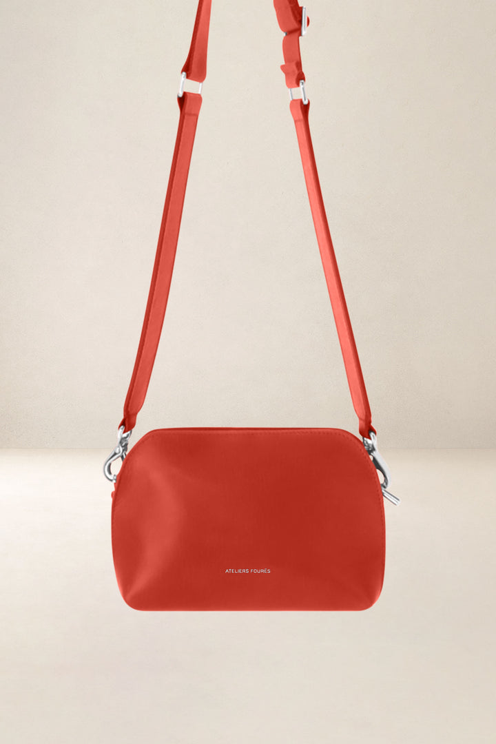 Mini sac en cuir pleine fleur ODYSSÉE coloris orange, vue d’ensemble – Ateliers Fourès