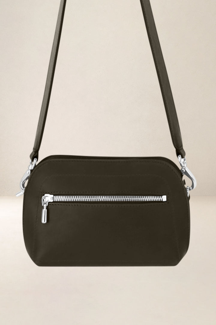 Mini sac en cuir pleine fleur ODYSSÉE coloris maquis, vue de dos – Ateliers Fourès