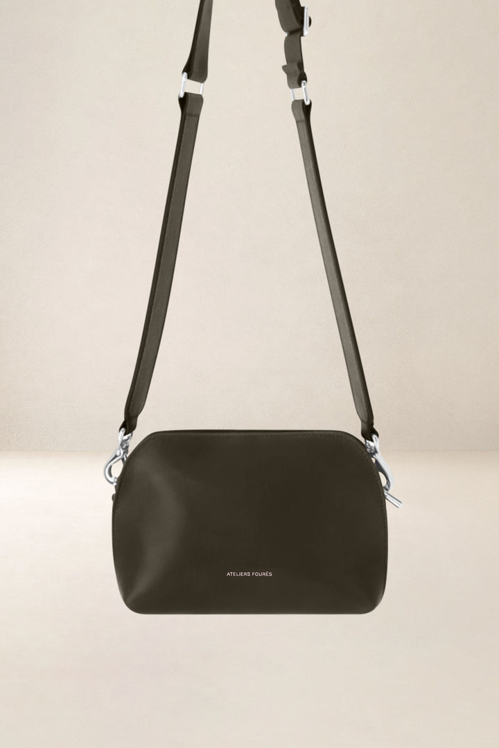 Mini sac en cuir pleine fleur ODYSSÉE coloris maquis, vue d’ensemble – Ateliers Fourès